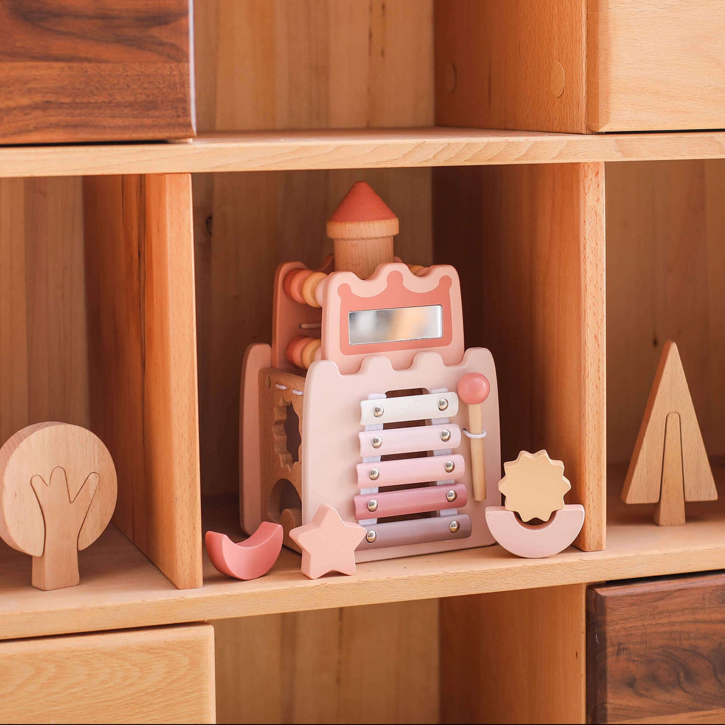 castello-multifunzione-in-legno-con-attività-didattiche
