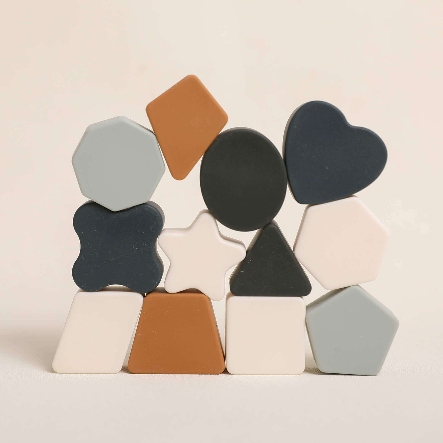 Giochi in legno alfabeto: forme colorate da impilare per bambini 2+.