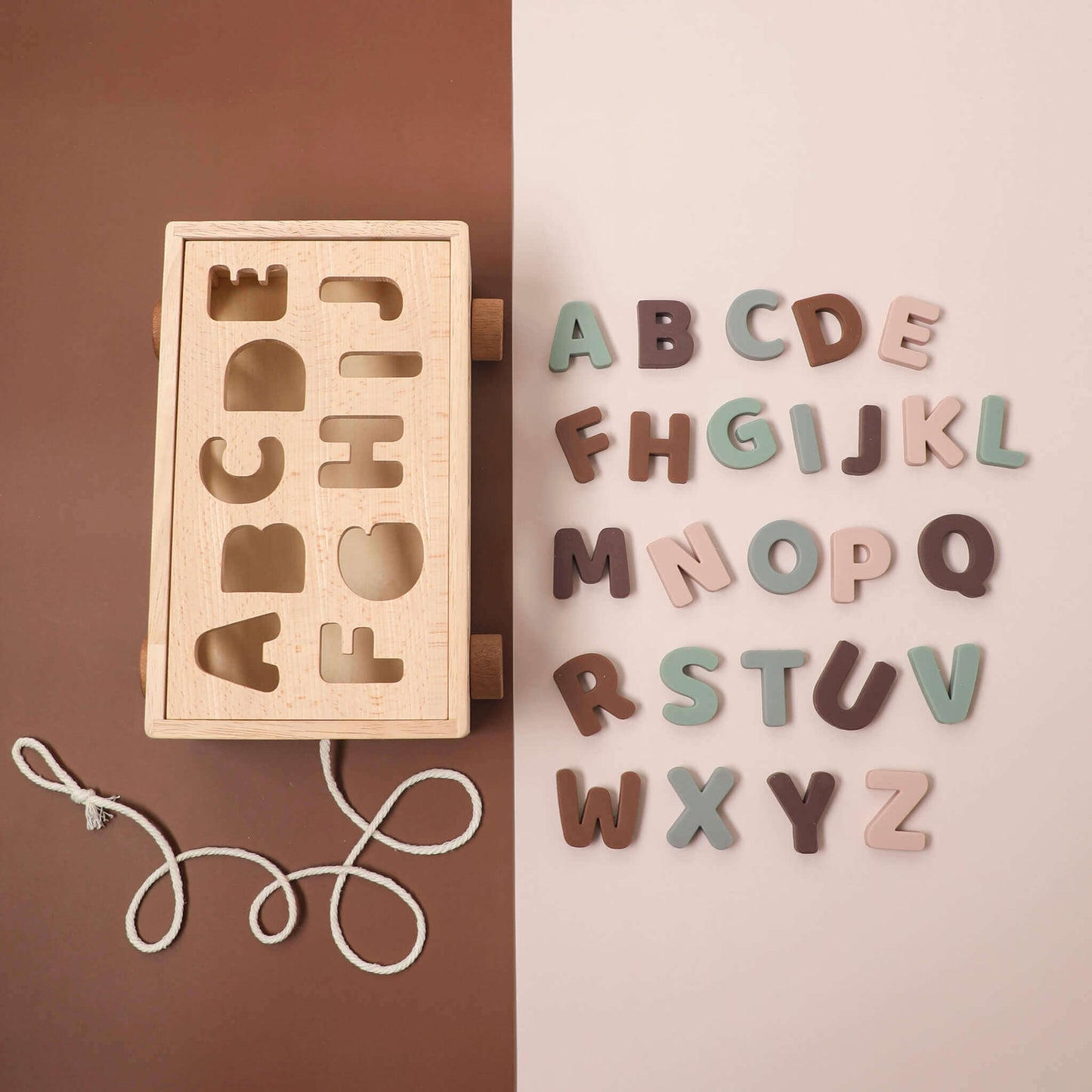 Giochi in legno: dettaglio delle lettere dell’alfabeto, pezzi grandi e sicuri per bambini 2+