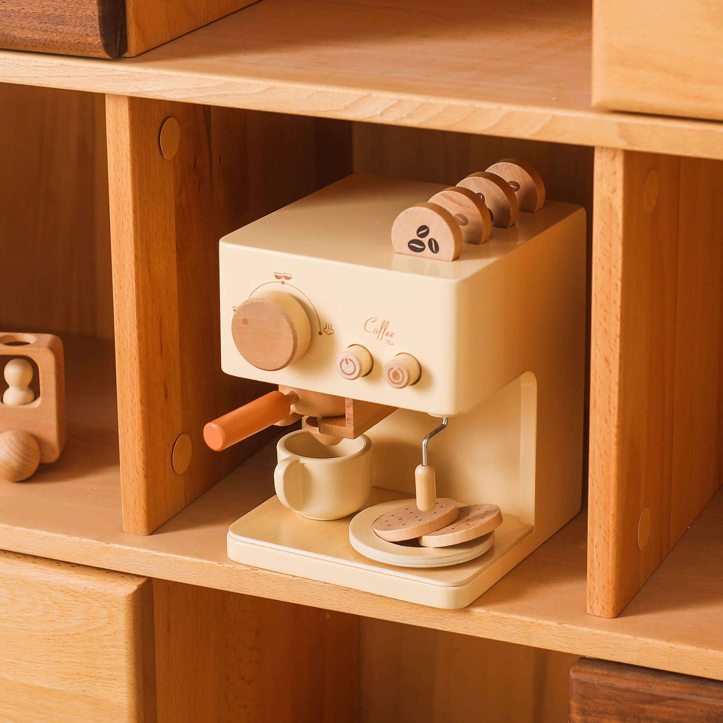 Set macchina da caffè in legno su mensola; giochi in legno creativi con portafiltro, manopola e tazzina.