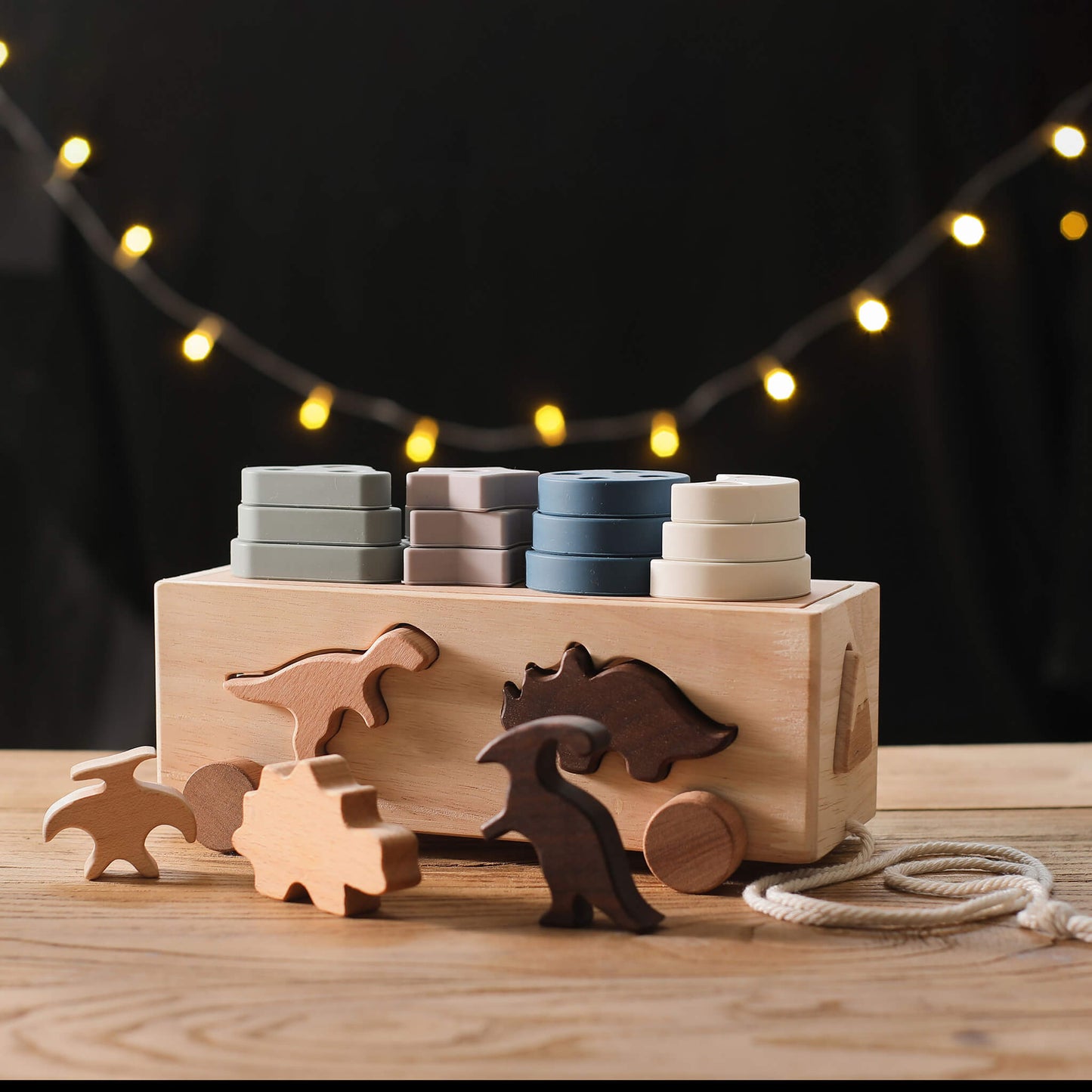 Set con dinosauri e forme geometriche in legno sul tavolo, attività di incastro e gioco creativo per bambini, giochi in legno