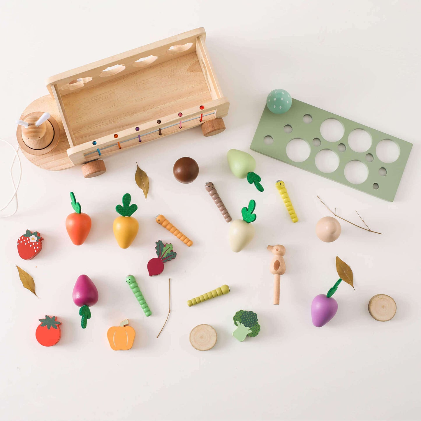 Tutti i pezzi di uno dei nostri giochi in legno carrettino orto con verdure e coniglietto magnetico