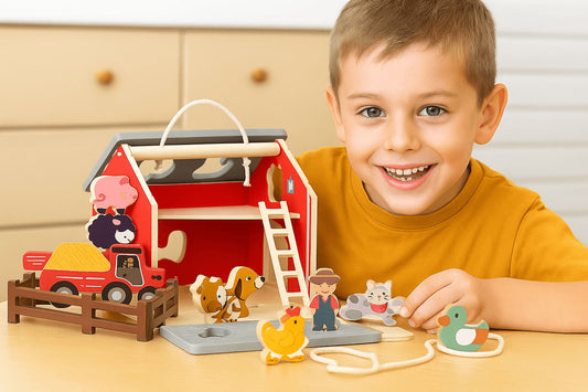 Giochi in legno, bambino gioca con la fattoria e gli animali