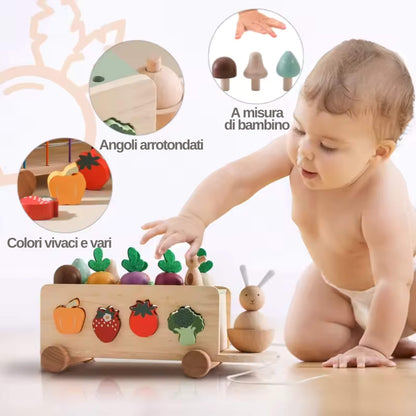 Bambina che gioca con macchinina e orto in legno con verdure, giochi in legno per la motricità fine.