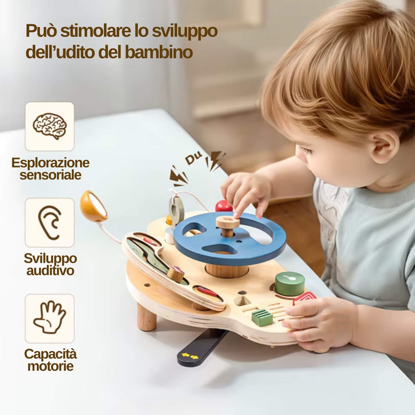 Bambino che gioca con mini volante in legno sul tavolo, giochi in legno, attività di guida immaginaria.