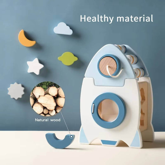 Razzo Montessori in legno, dettagli in materiali naturali.
