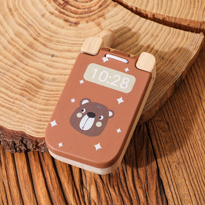 Telefono in legno decorato con un orsetto, perfetto per arricchire la collezione di giochi in legno per bambini.