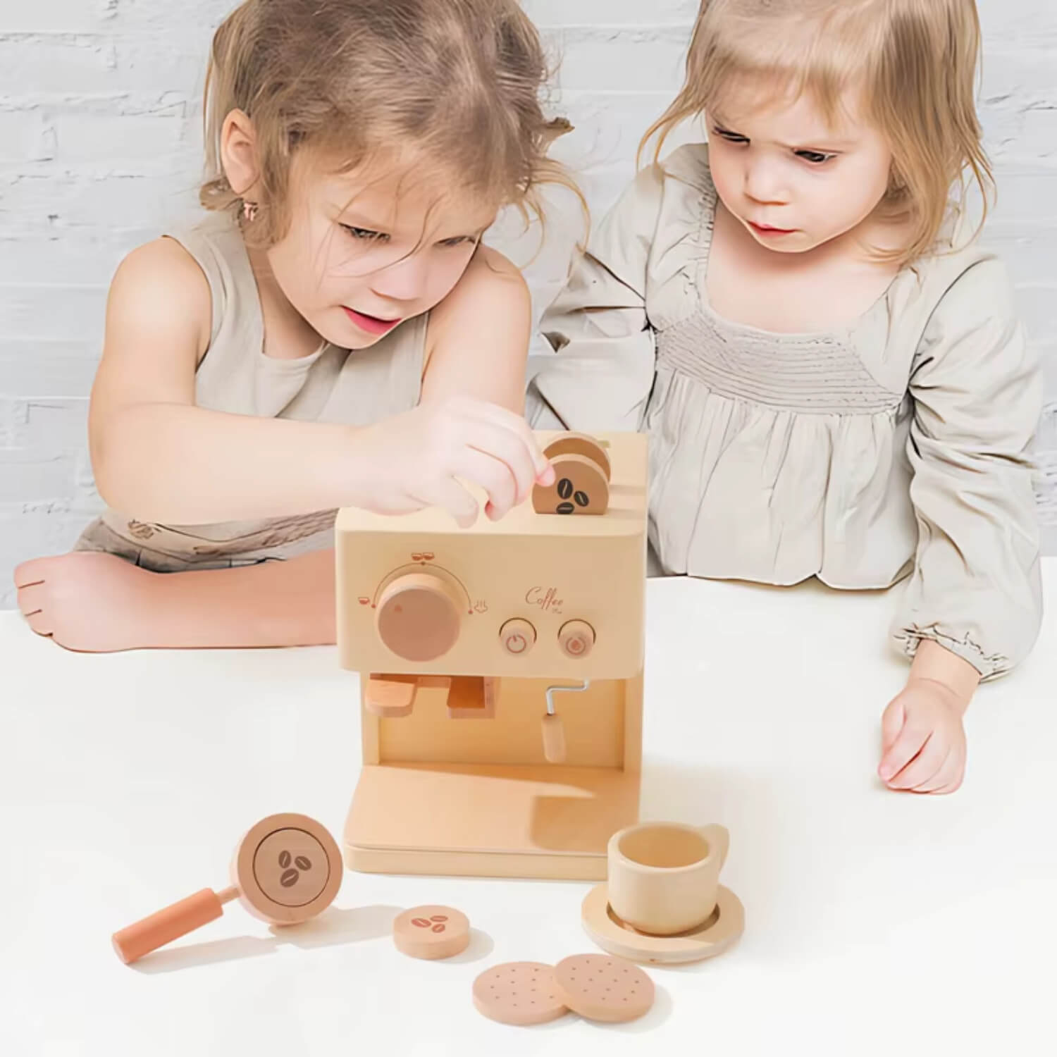 Bambini che giocano con una macchina da caffè in legno; giochi in legno per gioco simbolico, imitazione della realtà in sicurezza.