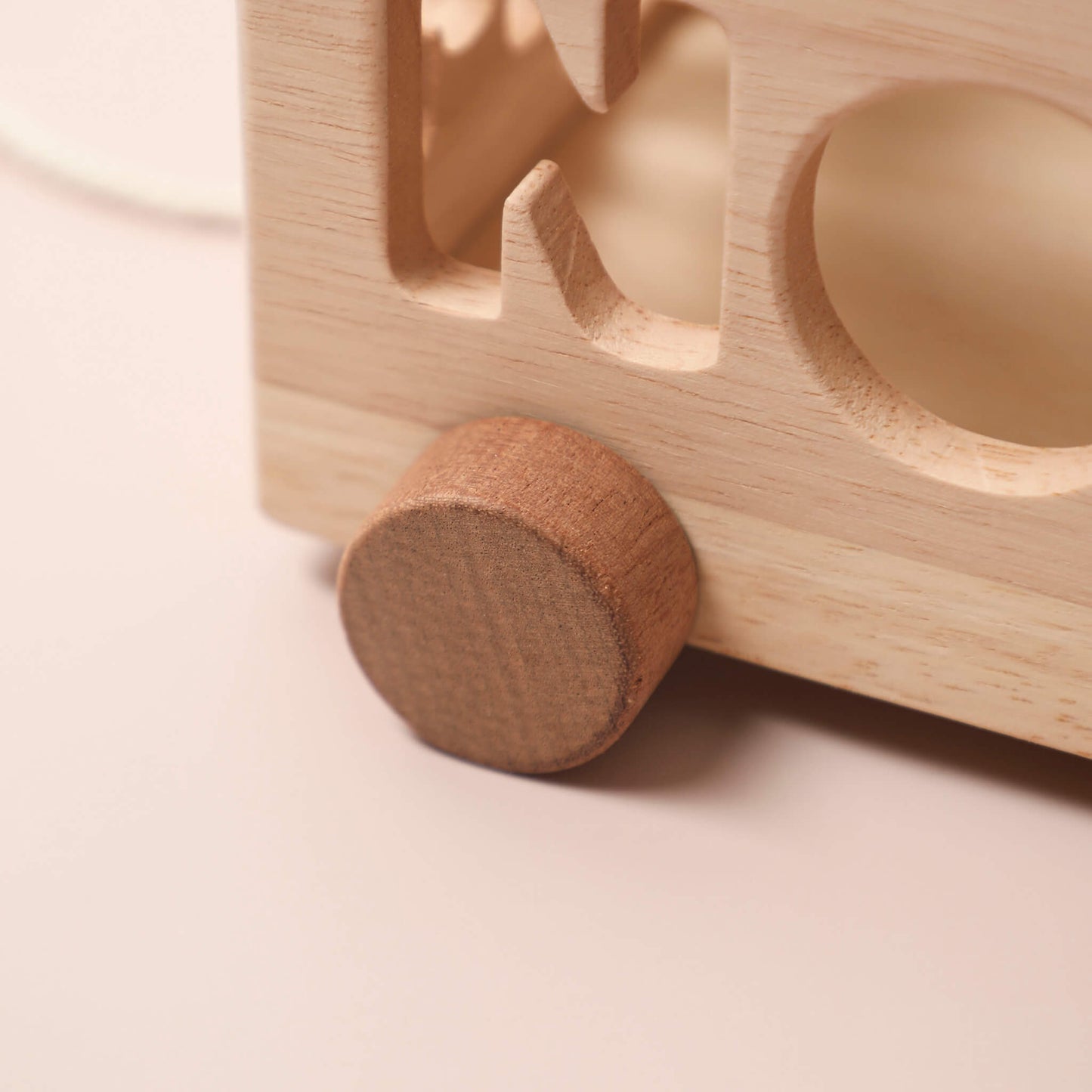 macchina-in-legno-con-lettere-montessori-alfabeto-idee-natale