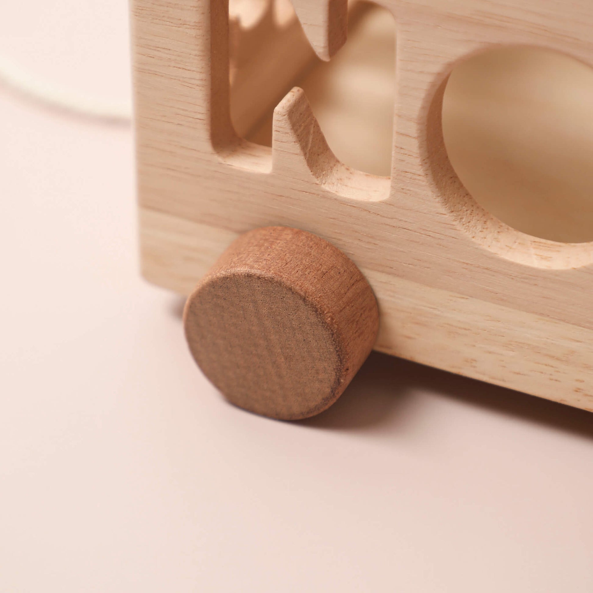 macchina-in-legno-con-lettere-montessori-alfabeto-idee-natale