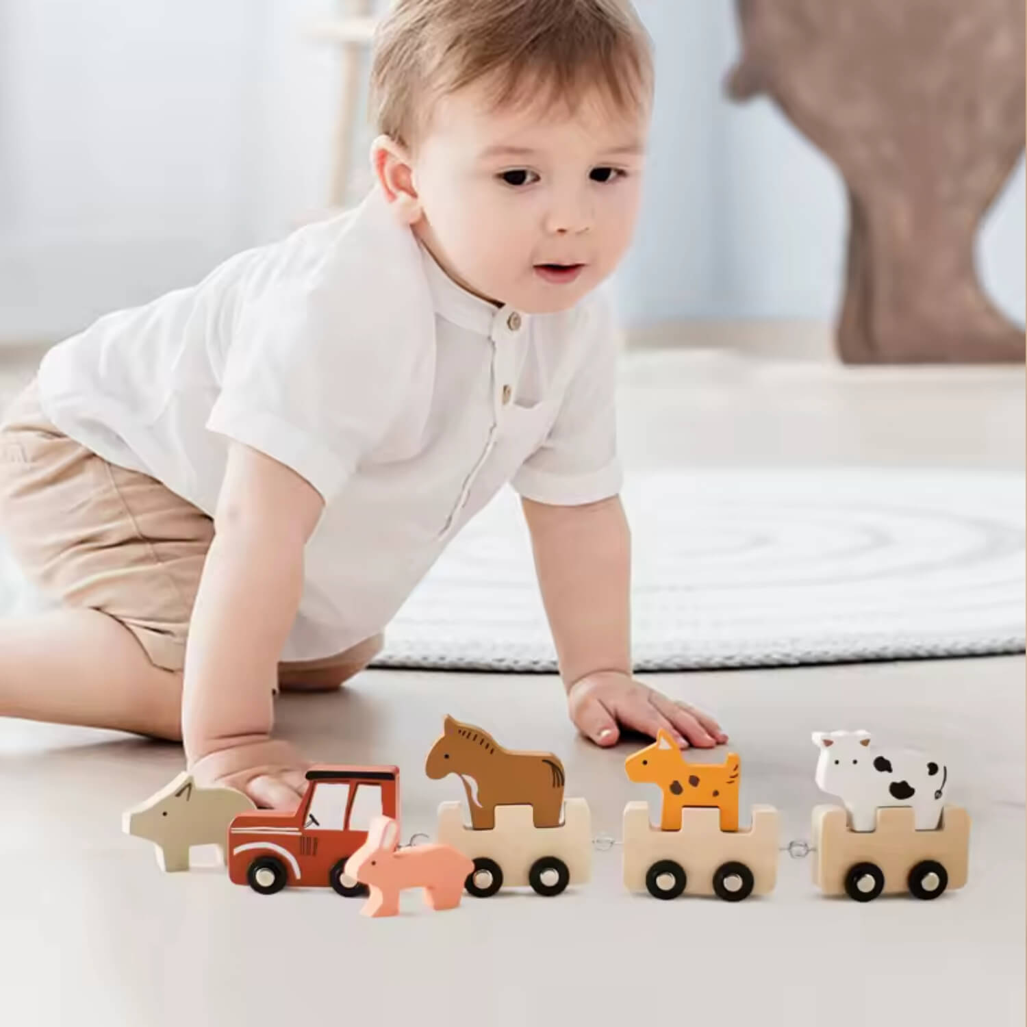 Bambino che gioca con il trenino in legno, giochi in legno, esplorazione motoria e gioco di traino (18+ mesi).